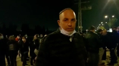 فيديو: رئيس بلدية اللد يُشارك في تظاهرة ويطالب بتعزيز عناصر الأمن بالمدينة